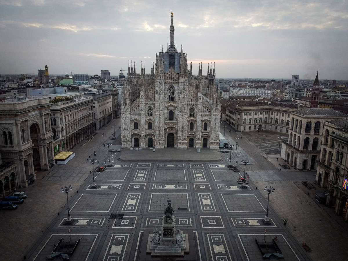 Nằm trên quảng trường chính của thành phố Milan, Italia, nhà thờ Duomo di Milano là một công trình có quy mô đặc biệt lớn và thiết kế phức tạp. Đây cũng là một trong những nhà thờ Gothic lớn nhất trên thế giới. Việc xây dựng nhà thờ bắt đầu vào năm 1386 và phải mất năm thế kỷ để công trình chính thức hoàn thành. Ảnh: Bloomberg.