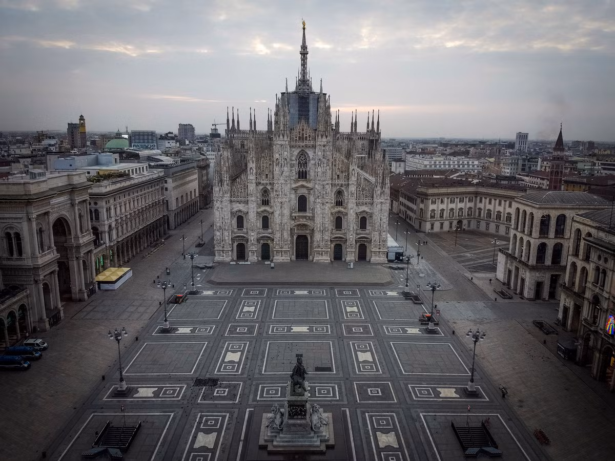 Nằm trên quảng trường chính của thành phố Milan, Italia, nhà thờ Duomo di Milano là một công trình có quy mô đặc biệt lớn và thiết kế phức tạp. Đây cũng là một trong những nhà thờ Gothic lớn nhất trên thế giới. Việc xây dựng nhà thờ bắt đầu vào năm 1386 và phải mất năm thế kỷ để công trình chính thức hoàn thành. Ảnh: Bloomberg.