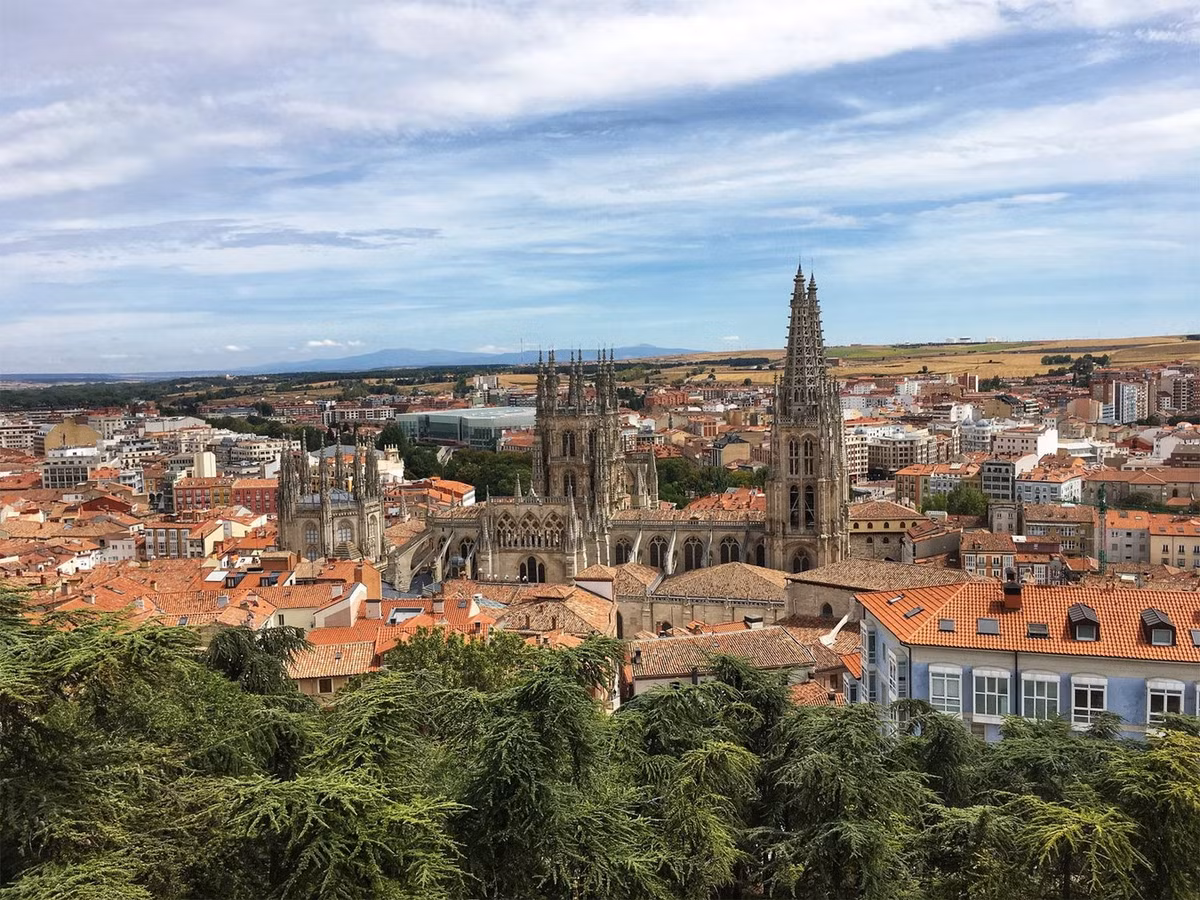 Nhà thờ Burgos là một nhà thờ dành riêng cho Đức Mẹ Đồng Trinh Maria ở Burgos, Tây Ban Nha. Công trình này nổi tiếng với kích thước to lớn và kiến trúc Gothic độc đáo. Việc xây dựng Nhà thờ Burgos bắt đầu vào năm 1221 và hoàn thành vào năm 1567, sau 2 thế kỷ. Ảnh: Britannica.