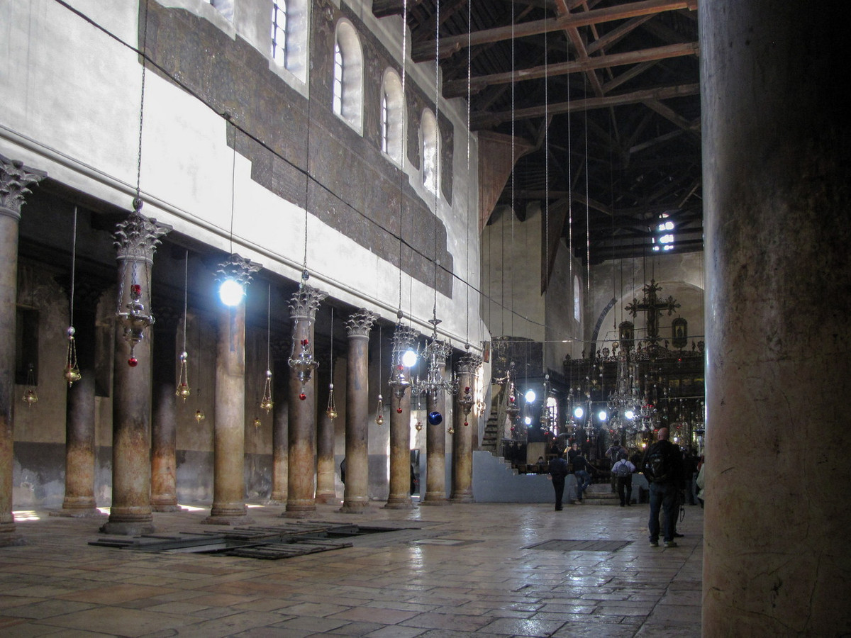 Sàn thánh đường được lát ghép theo phong cách La Mã, nhưng có một khoảng mở để lộ một phần của sàn nhà nguyên thủy ghép kiểu khảm. Ảnh: Israel 2015.