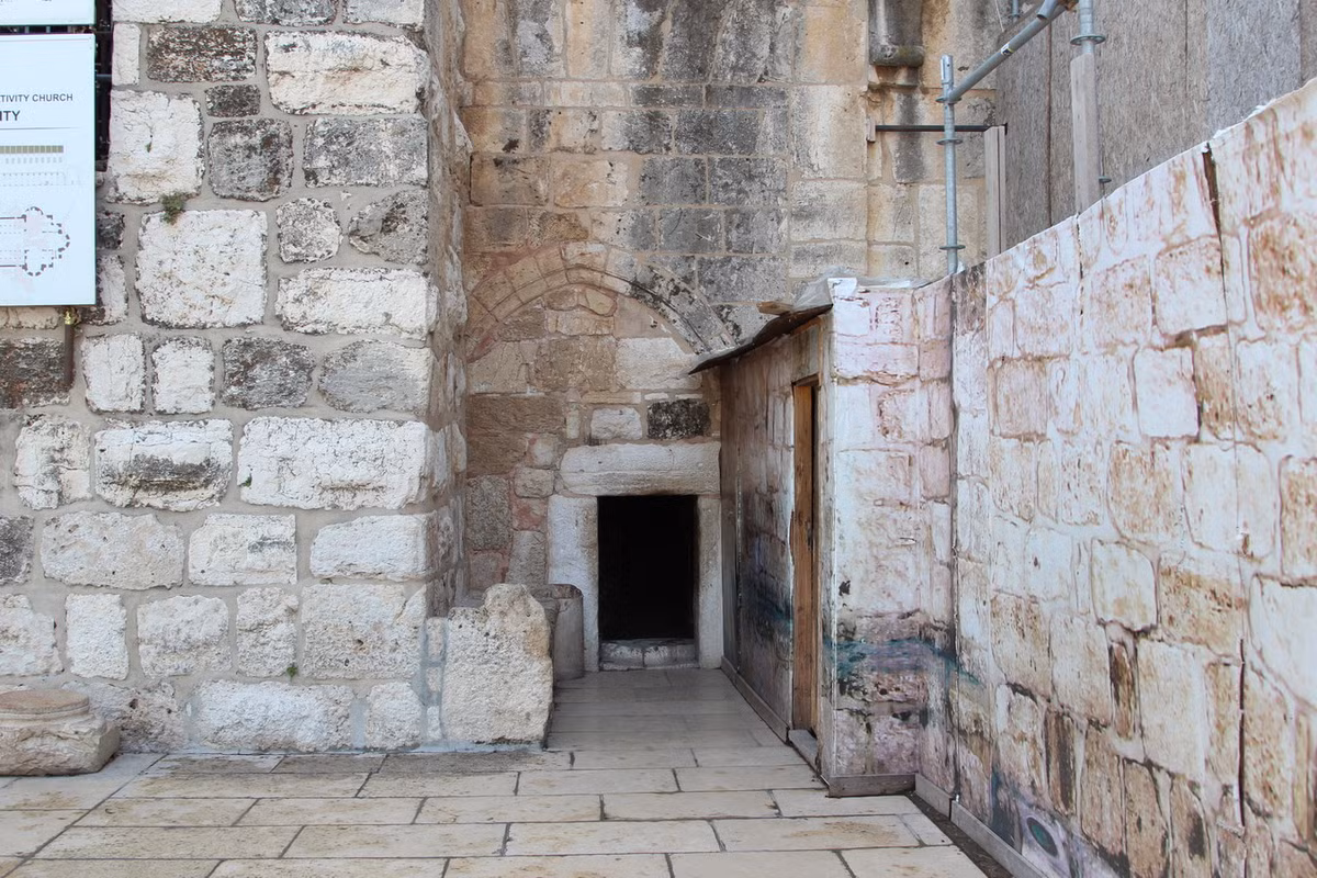 Lối vào chính của nhà thờ là một khung cửa rất thấp, với chiều cao khoảng 1,2 mét, gọi là Cửa Khiêm Cung. Mọi tín đồ phải cúi đầu khi bước qua cửa này. Ảnh: Wikipedia.