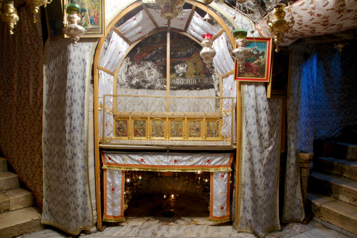 Bàn thờ này có tính trung lập không thiên vị một giáo hội nào, mặc dù chủ yếu bị ảnh hưởng phong cách của Giáo hội Tông đồ Armenia. Ảnh: Imaginal Worlds.