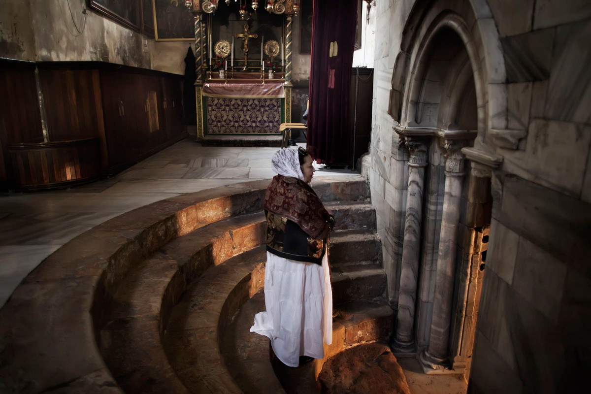 Cầu thang ở hai bên gian cung thánh dẫn xuống Hang Giáng Sinh bằng những bậc thang xoắn trôn ốc. Ảnh: CNN.