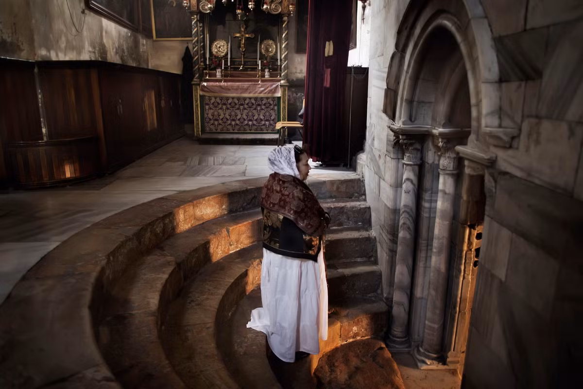 Cầu thang ở hai bên gian cung thánh dẫn xuống Hang Giáng Sinh bằng những bậc thang xoắn trôn ốc. Ảnh: CNN.