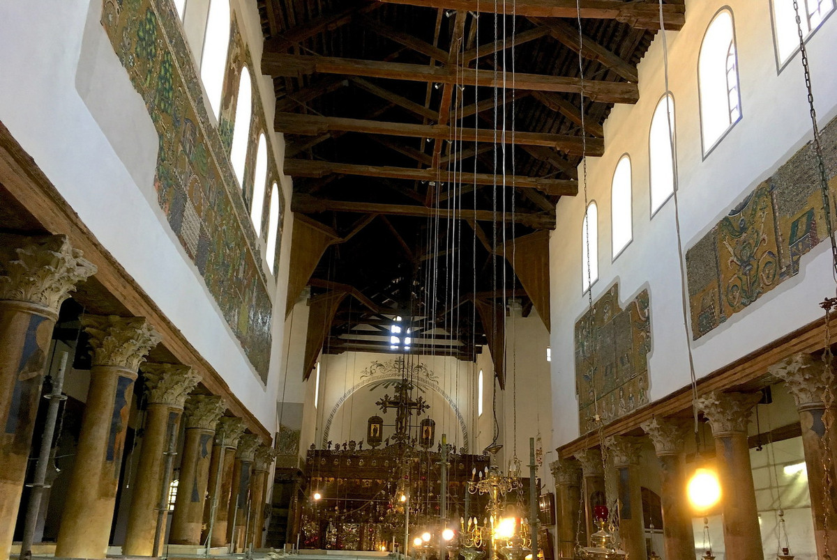 Các rui bằng gỗ và chì để lợp mái nhà do vua Edward IV của Anh hiến tặng. Tuy nhiên, lượng chì này sau đó bị người Thổ Nhĩ Kỳ thuộc Đế quốc Ottoman lấy đi, nấu chảy ra làm đạn dược dùng trong cuộc chiến tranh chống thành bang Venezia. Ảnh: Wikipedia.