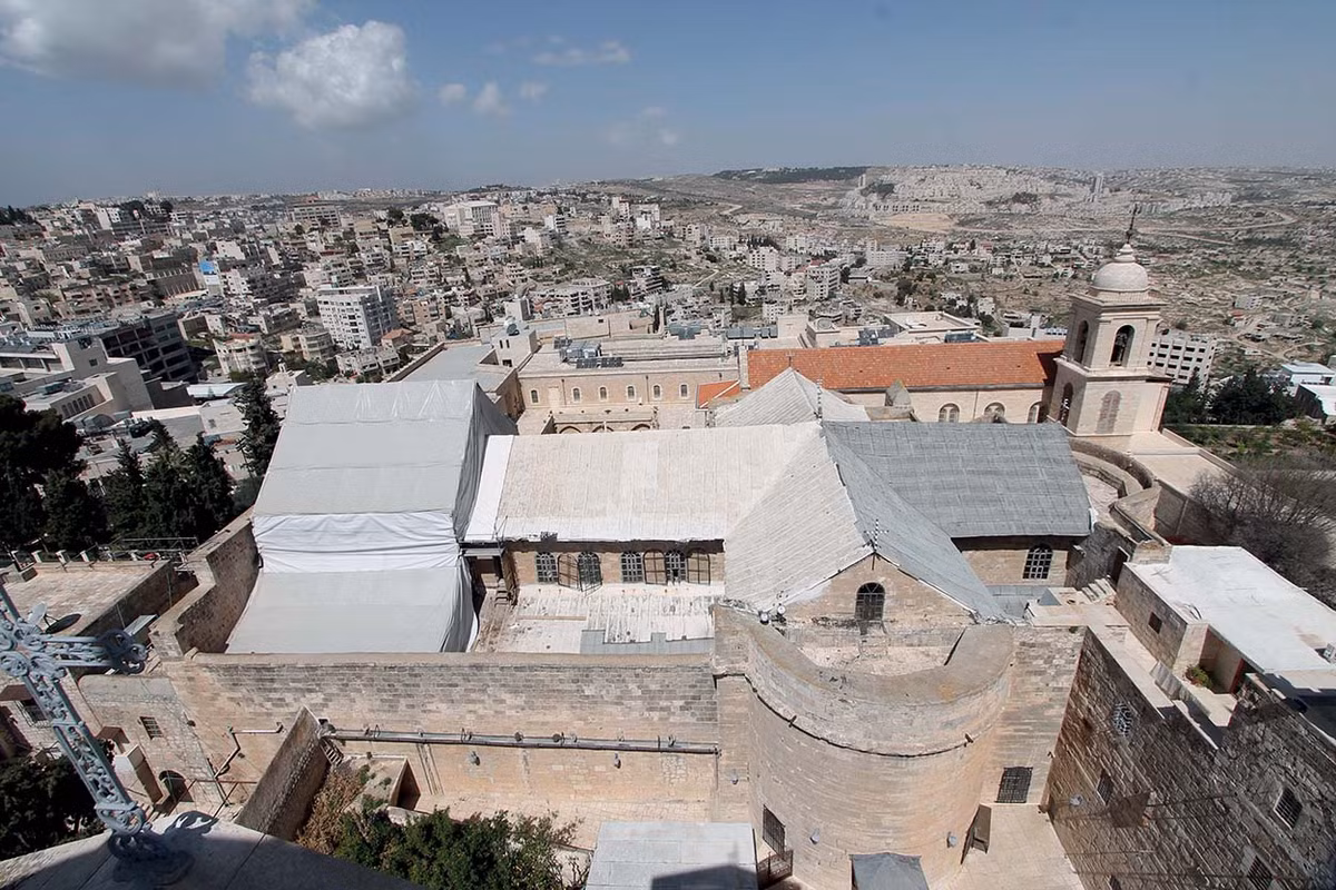 Nhà thờ này do Constantinus Đại đế và hoàng thái hậu Helena của La Mã xây dựng từ năm 327 SCN trên vị trí mà theo truyền thống Thánh được coi là ở bên trên hang nơi sinh của chúa Jesus. Ảnh: Mapei.