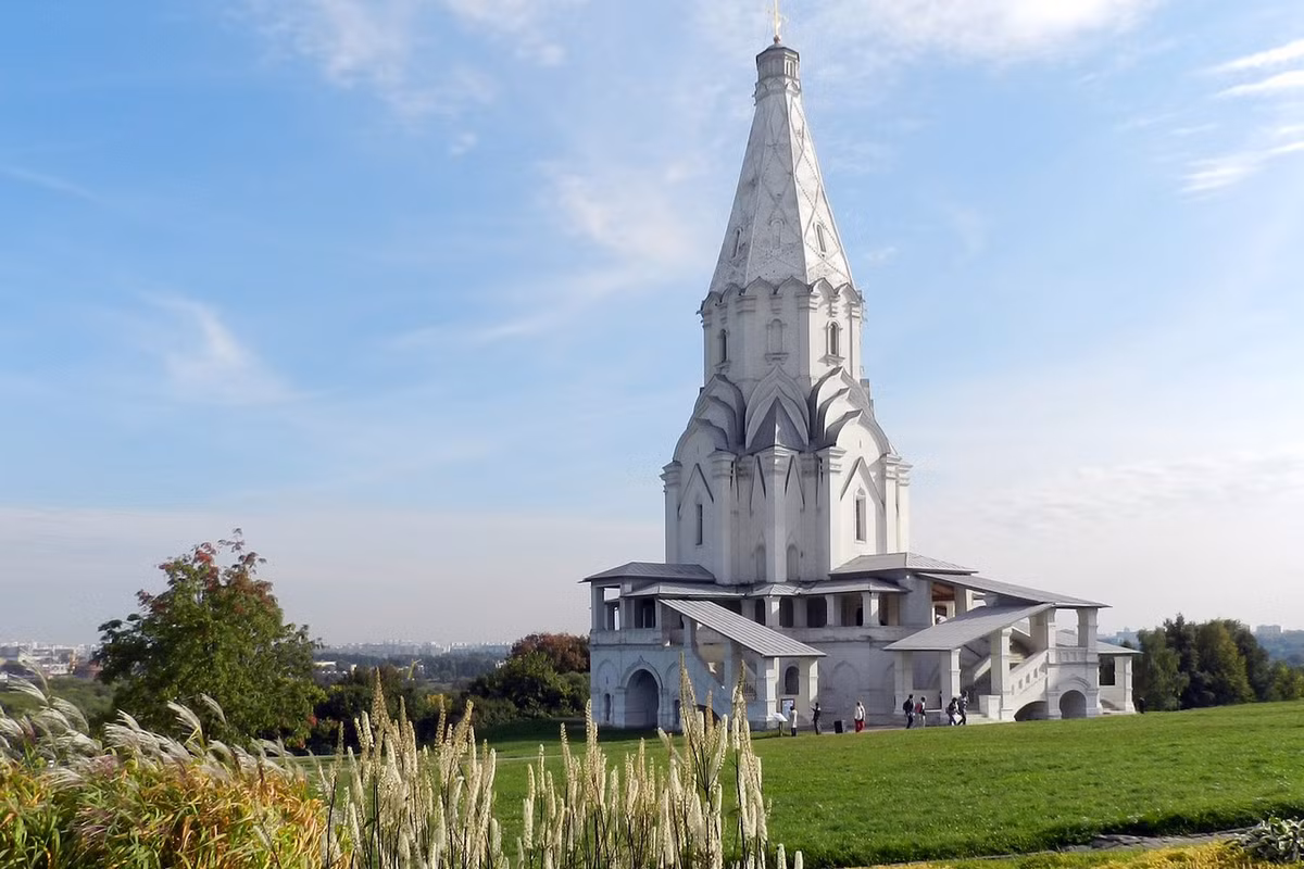 Nhà thờ có các trụ bổ tường hẹp ở các mặt của phần thân bát giác, các khung cửa sổ hình mũi tên với ba lớp vòm cuốn bán tròn với phần lồi lên ở giữa (kokoshnik). Ảnh: Институт Наследия.