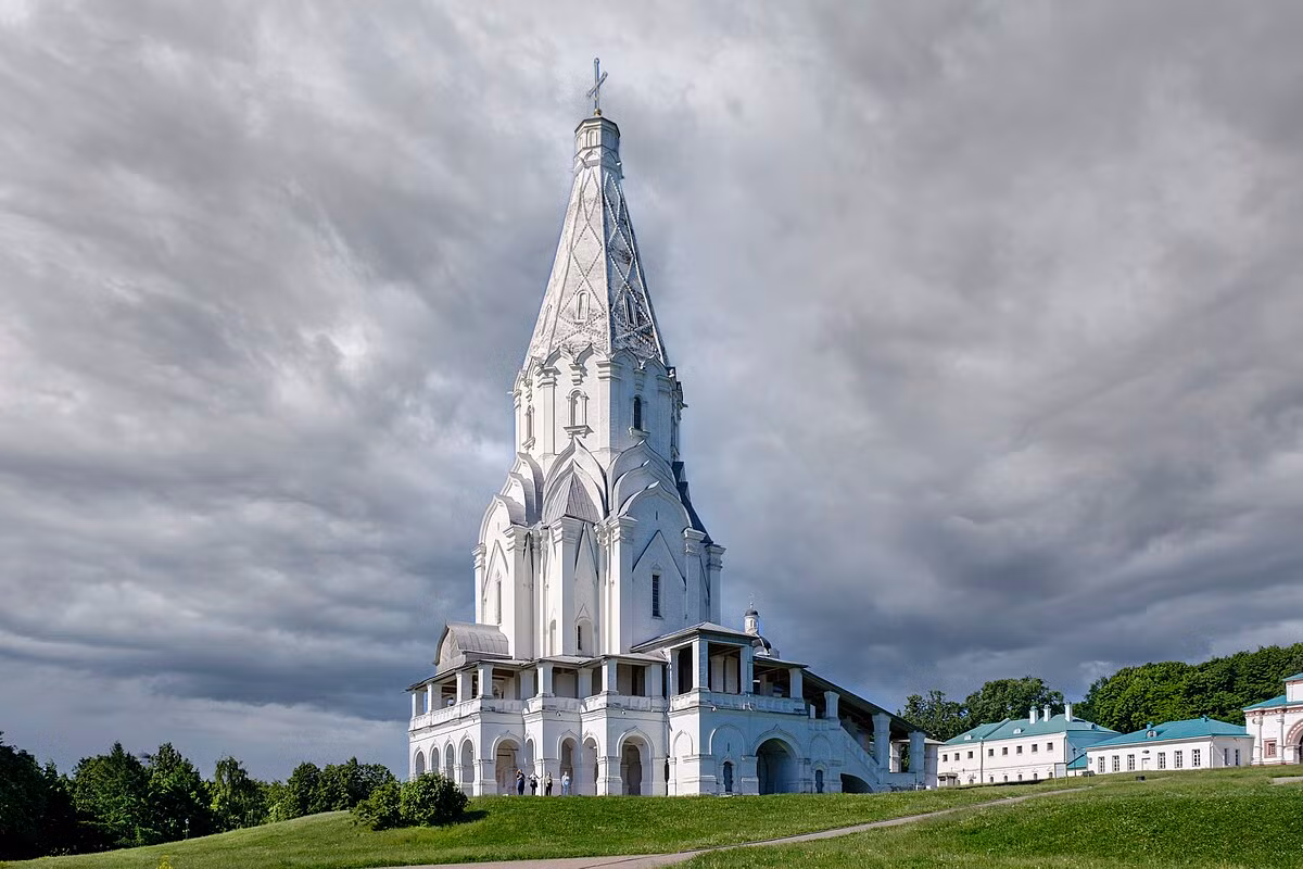 Nằm ở ngôi làng cổ kính Kolomenskoye tại vùng ngoại ô Moskva, nhà thờ Thăng thiên Kolomenskoye là một kiệt tác có tầm quan trọng to lớn trong lịch sử nền kiến trúc Nga. Ảnh: Викигид — свободный путеводитель.