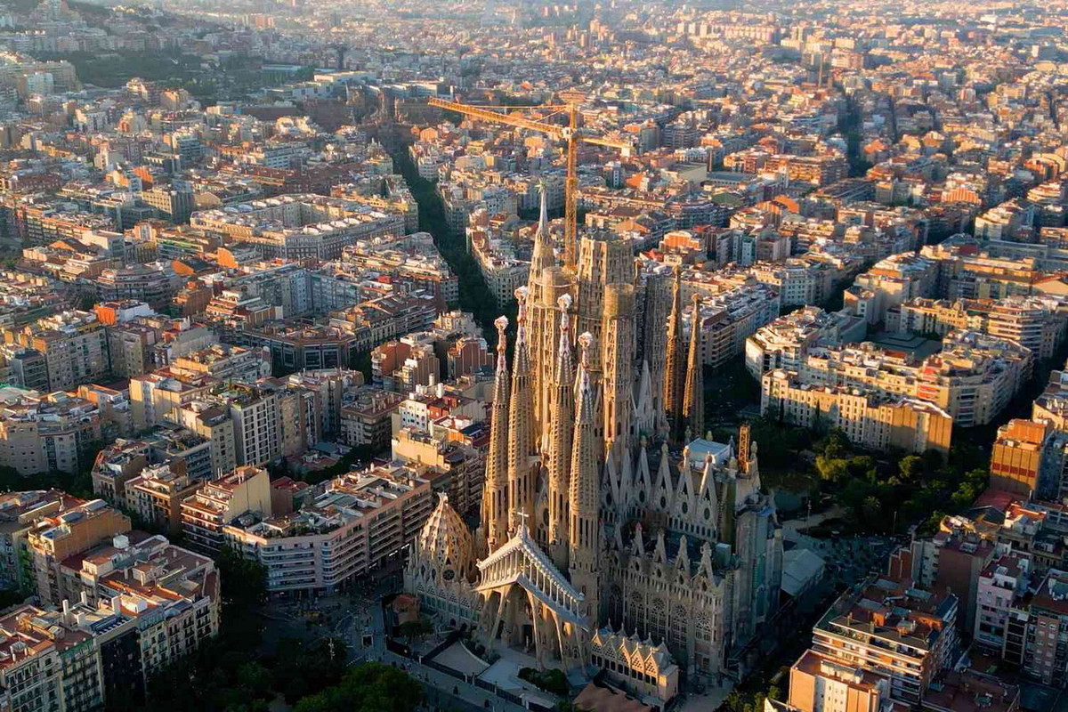 Tọa lạc tại thành phố Barcelona, xứ Catalonia, Tây Ban Nha, vương cung thánh đường Sagrada Familia có quy mô kiến trúc rất to lớn, được coi là kiệt tác của kiến trúc sư nổi tiếng người Catalan Antoni Gaudi (1852–1926). Ảnh: Travel + Leisure.