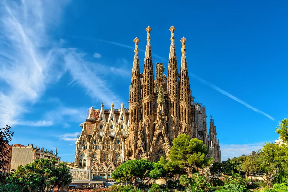 Sagrada Familia được khởi công xây dựng từ năm 1882 nhưng quá trình thi công luôn bị gián đoạn, cho đến thời điểm này vẫn chưa hoàn thiện. Ảnh: Britannica.