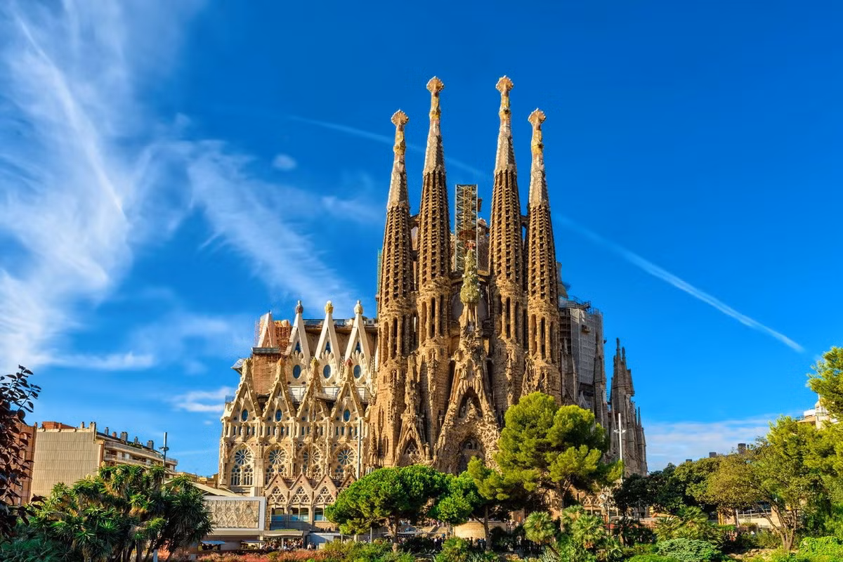 Sagrada Familia được khởi công xây dựng từ năm 1882 nhưng quá trình thi công luôn bị gián đoạn, cho đến thời điểm này vẫn chưa hoàn thiện. Ảnh: Britannica.
