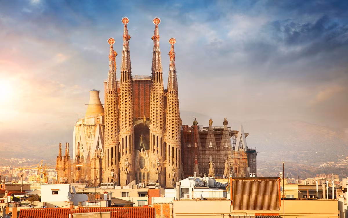 Dù chưa hoàn thành nhưng Sagrada Familia đã trở thành một trong những điểm du lịch hấp dẫn nhất của Barcelona và Tây Ban Nha trong nhiều thập niên. Ảnh: Arch2o.com.