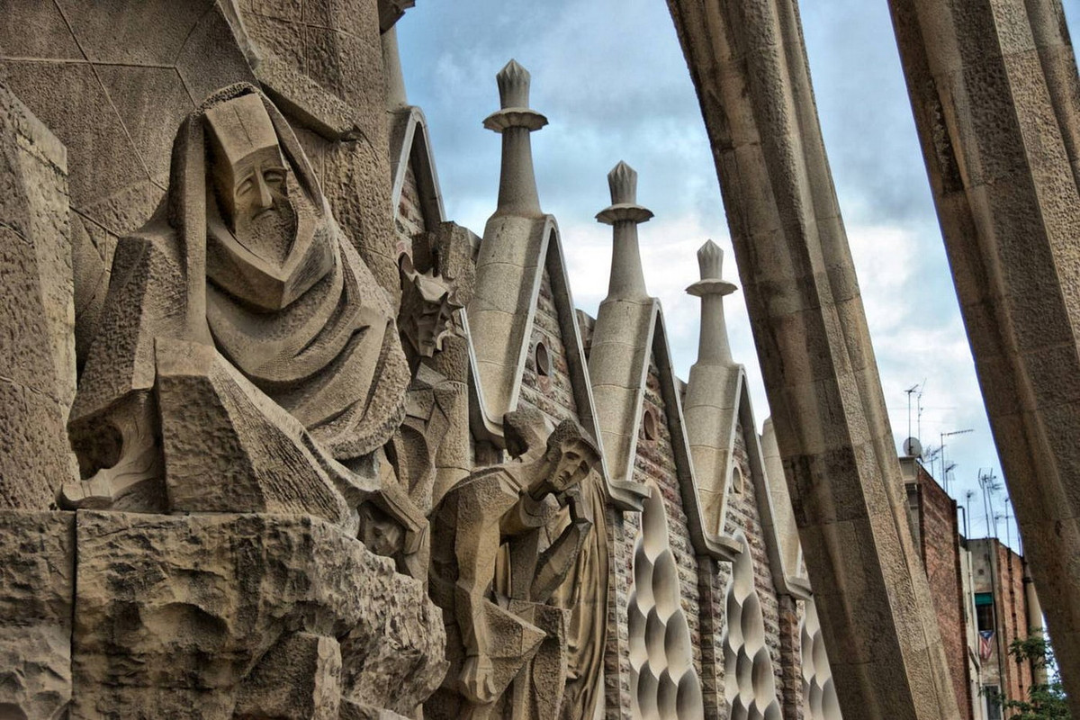 Phong cách Art Nouveau đặc trưng bởi sự phủ nhận những đường thẳng tắp để tôn lên những đường uốn lượn quanh co như những đường nét vốn có của thiên nhiên, cây cỏ. Ảnh: Medium.