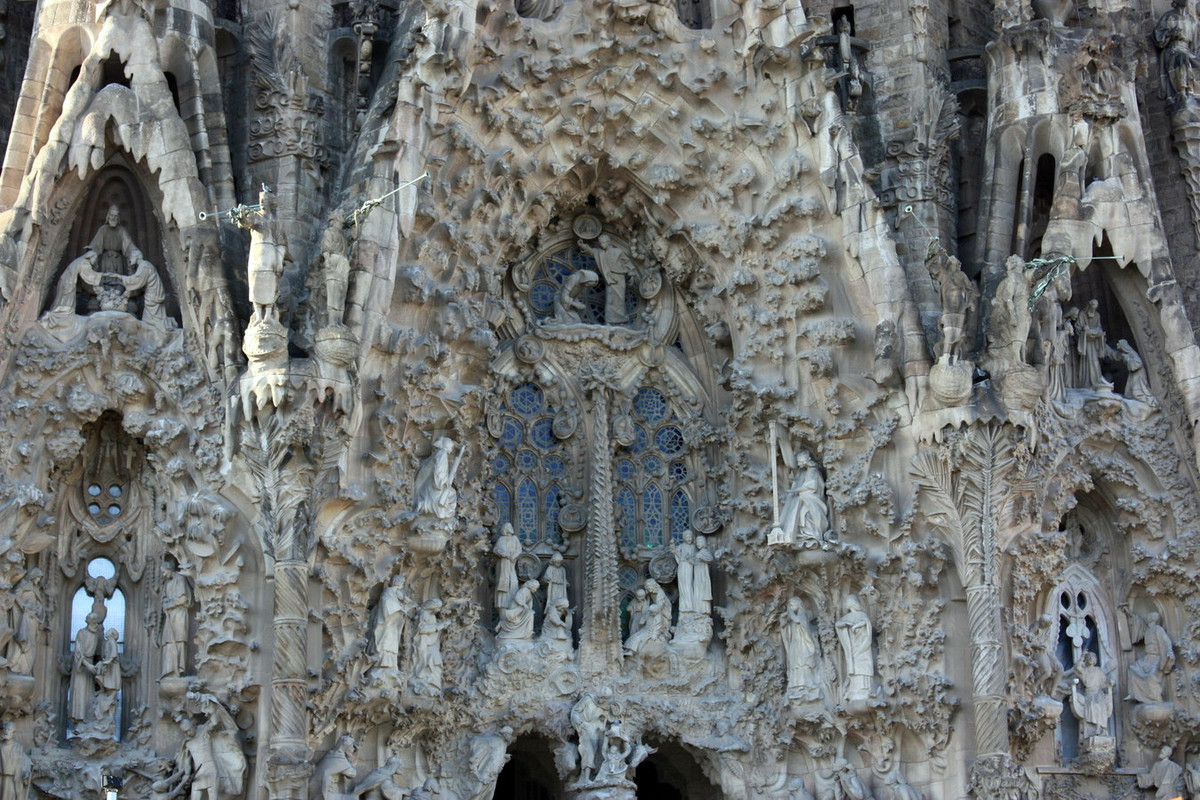 Mặt trước của nhà thờ được trang trí bằng những bức tượng tái hiện lại những sự kiện chính trong cuộc đời và sự nghiệp của Chúa Jesus. Ảnh: Erasmusu.com.