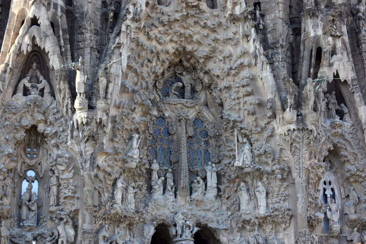 Mặt trước của nhà thờ được trang trí bằng những bức tượng tái hiện lại những sự kiện chính trong cuộc đời và sự nghiệp của Chúa Jesus. Ảnh: Erasmusu.com.