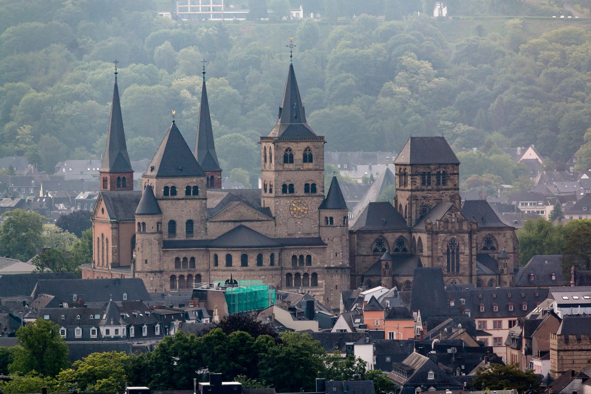 Từng phần của nhà thờ được thêm dần trong các thời đại khác nhau, trong đó quan trọng nhất là bốn tòa tháp và một khu tụng niệm thời La Mã. Ảnh: Wikipedia.