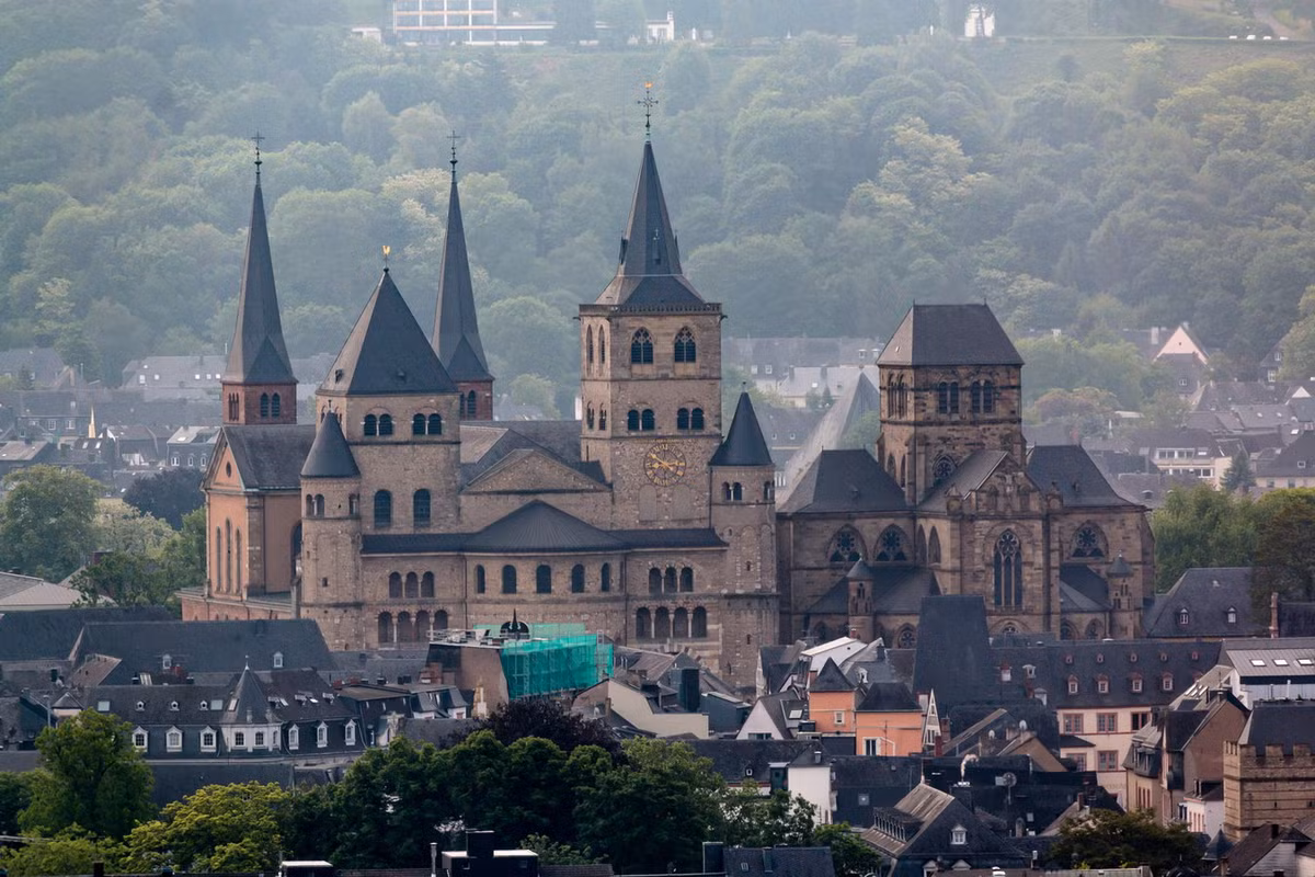 Từng phần của nhà thờ được thêm dần trong các thời đại khác nhau, trong đó quan trọng nhất là bốn tòa tháp và một khu tụng niệm thời La Mã. Ảnh: Wikipedia.