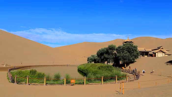 Các dòng chảy ngầm liên tục bổ sung nước vào hồ nên nước trong hồ không bao giờ cạn kiệt