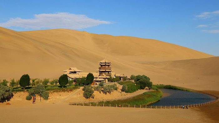 Mặc dù nằm trong sa mạc khô cằn nhất nhưng cây cối xung quanh hồ lại luôn xanh tốt