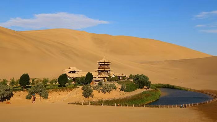 Mặc dù nằm trong sa mạc khô cằn nhất nhưng cây cối xung quanh hồ lại luôn xanh tốt