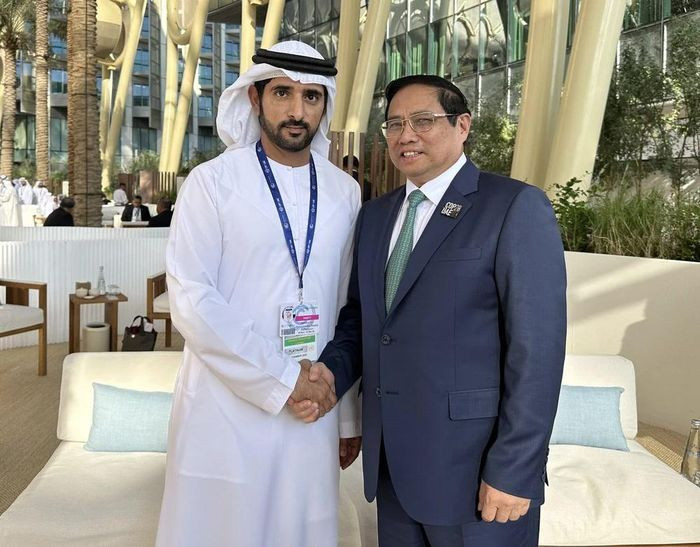Thủ tướng Phạm Minh Chính gặp Thái tử Tiểu vương Dubai Sheikh Hamdan bin Mohammed bin Rashid Al Maktoum. (Ảnh: TTXVN phát)