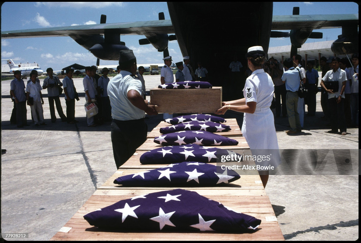 Hài cốt quân nhân Mỹ mất tích trong cuộc chiến ở Việt Nam được đưa xuống sân bay Nội Bài để chuyển lên máy bay quân sự Mỹ và hồi hương, ngày 10/5/1984.