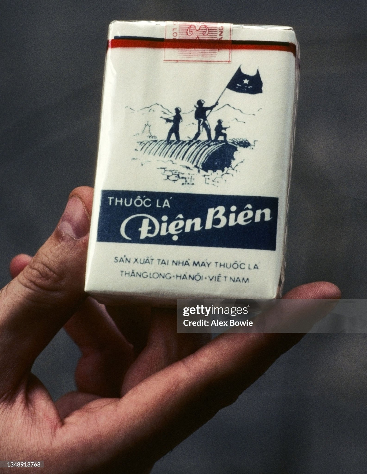 Bao thuốc lá Điện Biên, sản phẩm nổi tiếng của nhà máy thuốc lá Thăng Long thời bao cấp, món quà trong dịp kỷ niệm 30 năm chiến thắng Điện Biên Phủ (7/5/1954-7/5/1984).