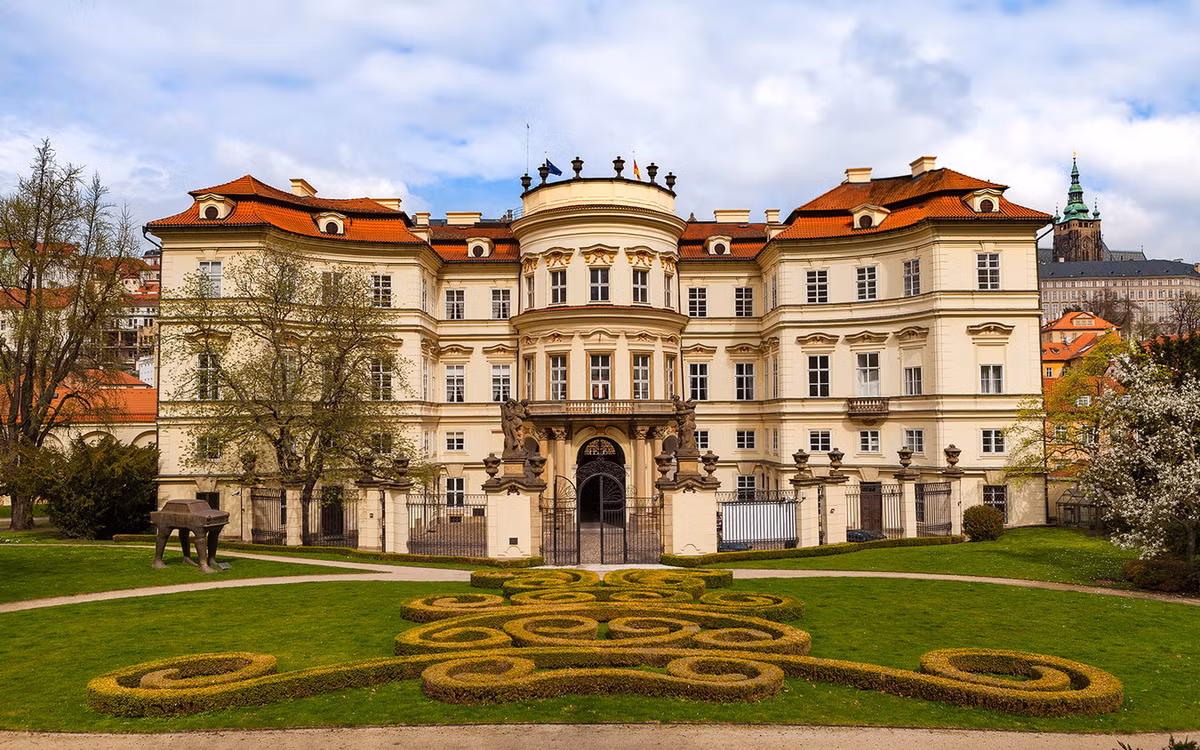 Các cung điện chính trong lâu đài gồm: Cung điện Hoàng gia cũ, cung điện Hoàng gia mới, cung điện Mùa hè, cung điện Lobkowicz, cung điện Rosenberg. Ảnh: Prague-castle.org.