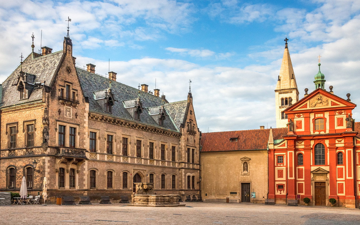 Các công trình tôn giáo bên trong lâu đài gồm: Nhà thờ St. Vitus, vương cung thánh đường St George, nhà thờ Thánh Thập Tự, nhà thờ Các Thánh, nhà thờ Thiên Chúa Ba Ngôi. Ảnh: Prague Castle Tickets.