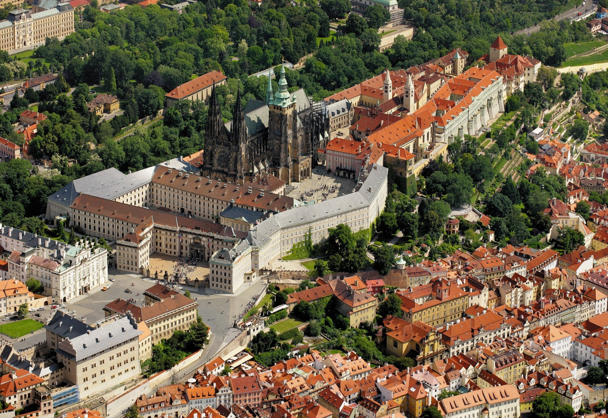 Tòa lâu đài này bắt đầu được xây dựng từ thế kỷ thứ 9 trên nền tảng là tòa thành Premysl cũ, nằm trên một khu đất cao, có địa thế phòng thủ tốt. Ảnh: Reddit.