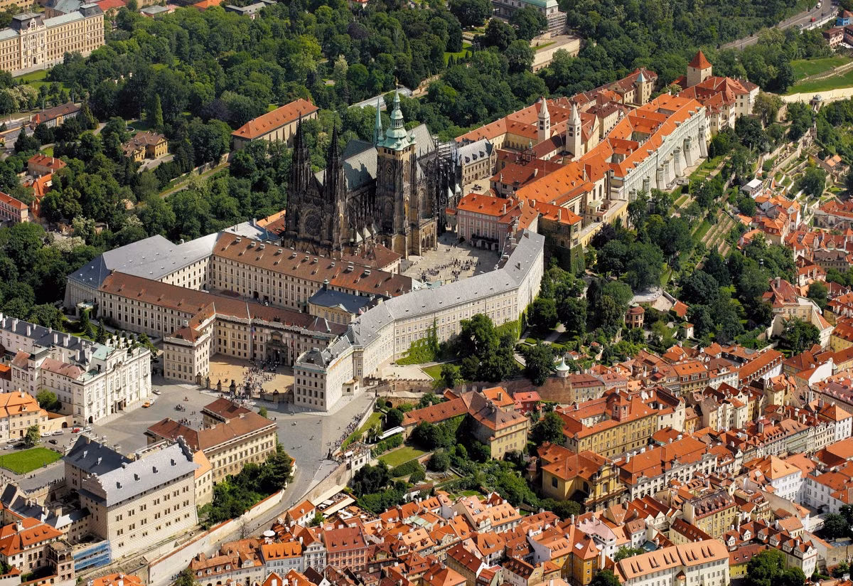 Tòa lâu đài này bắt đầu được xây dựng từ thế kỷ thứ 9 trên nền tảng là tòa thành Premysl cũ, nằm trên một khu đất cao, có địa thế phòng thủ tốt. Ảnh: Reddit.