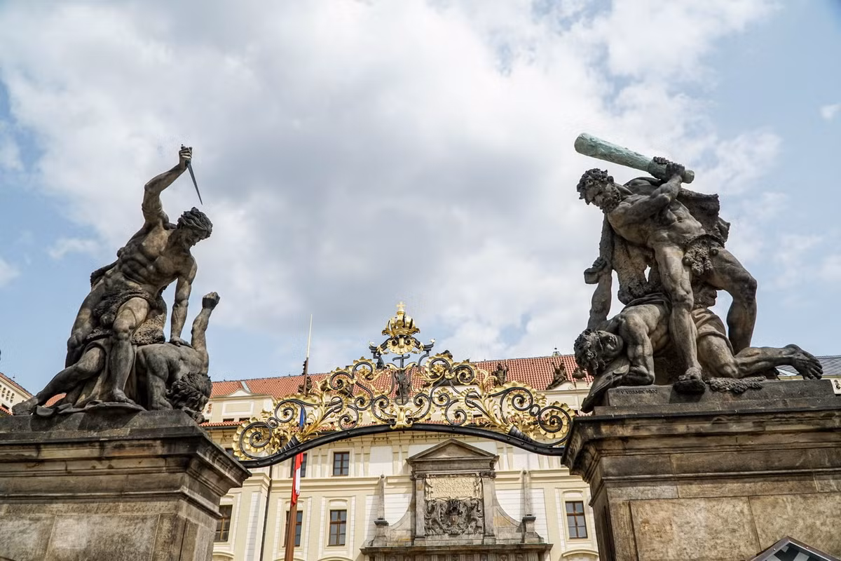 Bên cạnh đó, lâu đài là nơi lưu giữ nhiều tác phẩm điêu khắc, hội họa có giá trị. Ảnh: Exploring Our World.