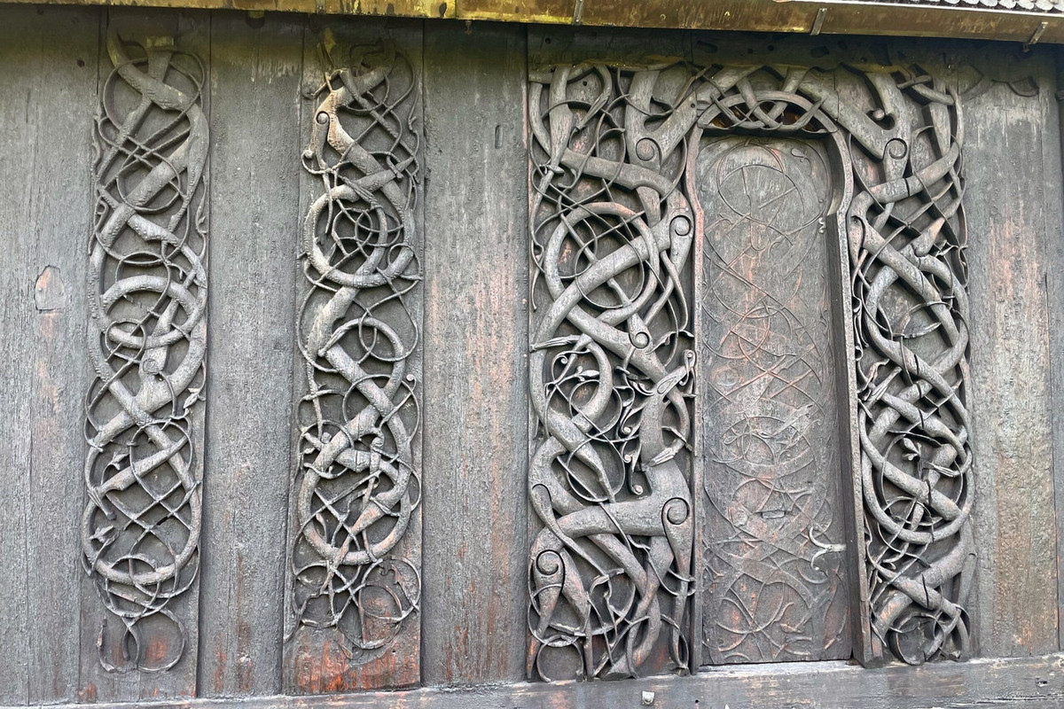 Chi tiết kiến trúc tinh xảo nhất của nhà thờ ván gỗ Urnes là bộ cửa chính với hình tượng một con vật bốn chân và một con rắn đang ngoạm vào cổ nhau. Đây là hình ảnh tượng trưng cho cuộc chiến giữa thiện và ác theo quan niệm của người Viking cổ xưa. Ảnh: Books And Travel.
