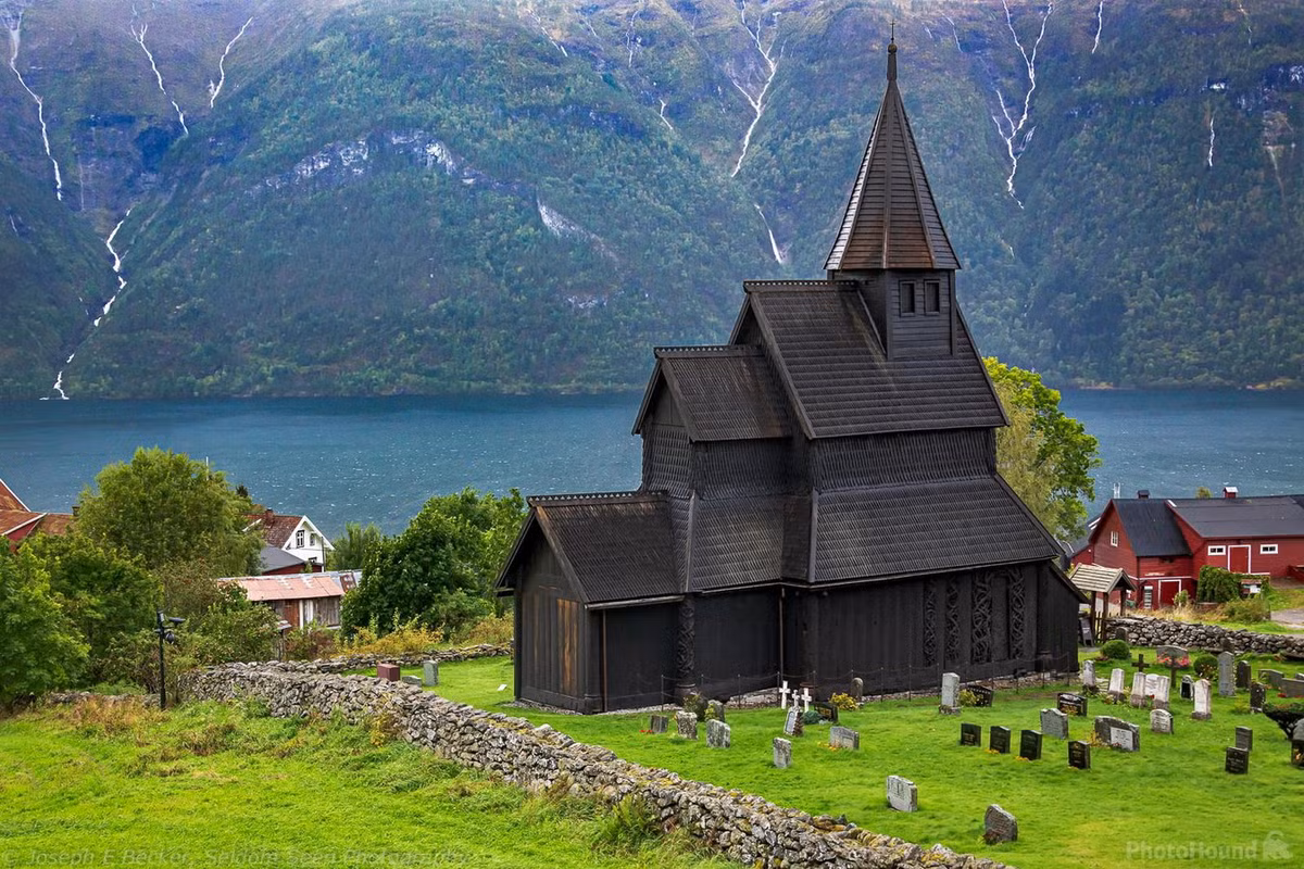 Từ thế kỷ 19, nhà thờ đã bị hư hại nhiều và đến giữa thế kỷ 20 được trùng tu lại. Diện mạo hiện tại của nhà thờ được định hình từ lần trùng tu đó. Ảnh: PhotoHound.