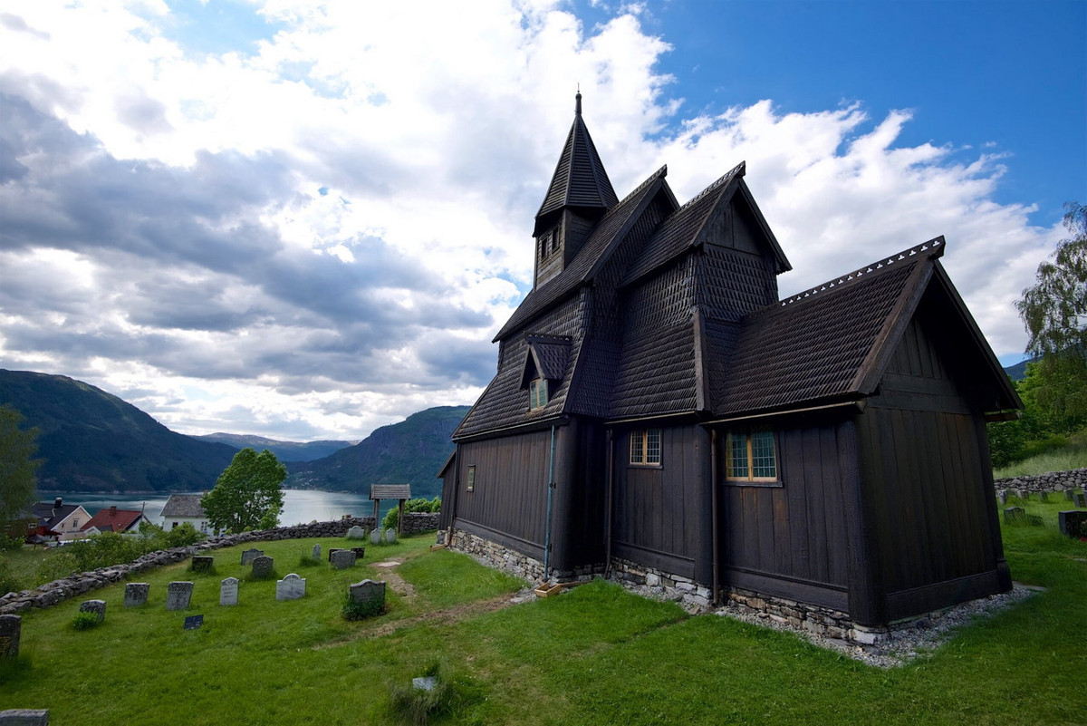 Từ thế kỷ 17-18, nhà thờ đã trải qua nhiều lần trùng tu lớn với việc nới rộng về phía Nam, sửa chữa các cửa sổ và dựng thêm một số công trình nhỏ khác. Ảnh: Norway - Western Norwegian Fjords.