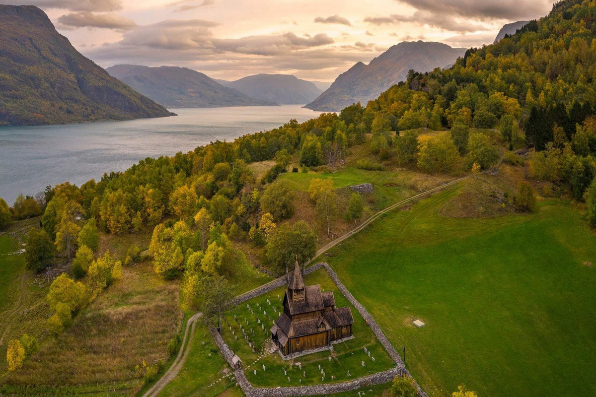Vào năm 1979, UNESCO đã công nhận nhà thờ gỗ ván gỗ tuổi đời 9 thế kỷ ở Sogn og Fjordane là Di sản văn hóa thế giới. Ảnh: Visit Norway.