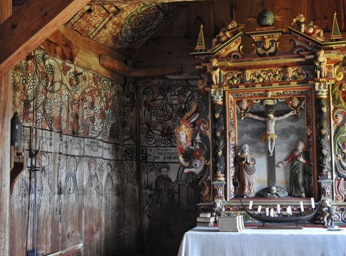 Có thể nói, nhà thờ ván gỗ Urnes chính là một minh chứng tiêu biểu cho tài nghệ danh bất hư truyền của những người thợ thủ công Viking. Đây là hình mẫu cho nhiều nhà thờ gỗ được xây dựng ở Na Uy sau này. Ảnh: Travel with Kevin and Ruth.