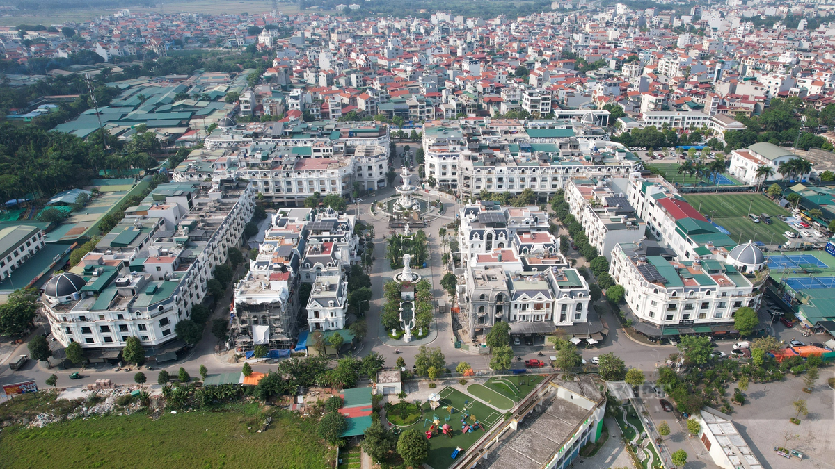  Làng Nành thuộc xã Ninh Hiệp (huyện Gia Lâm, Hà Nội), nơi đây được ví von như một kinh đô mua sắm sầm uất nhất cả nước với chợ vải nổi tiếng. Những năm gần đây kinh doanh tại khu vực này ngày càng trở nên tấp nập, sôi động.