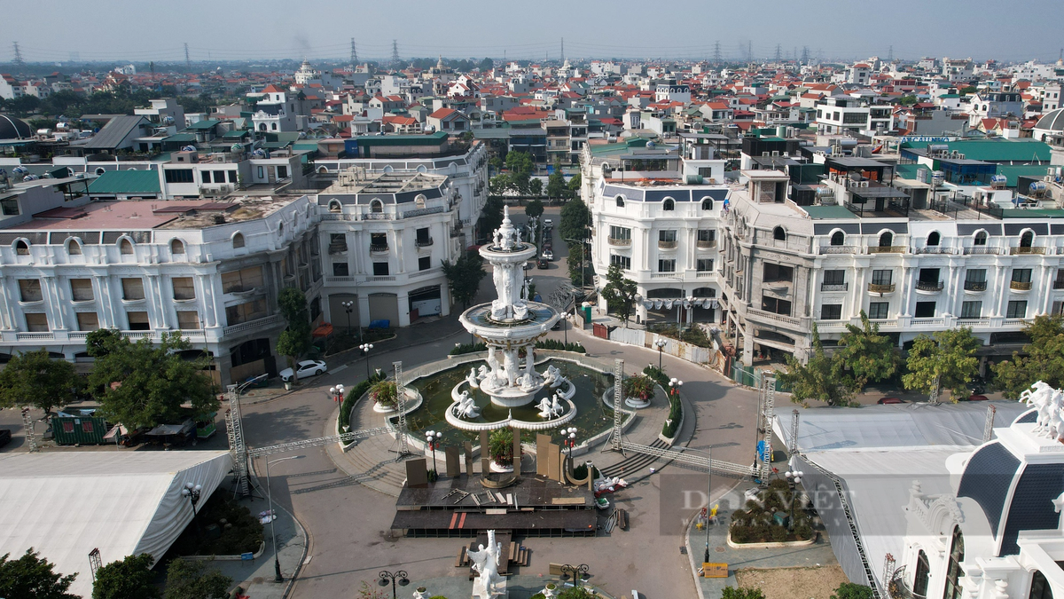 Gần trường Mầm non xã Ninh Hiệp là khu vực giống như khu đô thị với hàng loạt các tòa biệt thự đã và đang mọc lên.