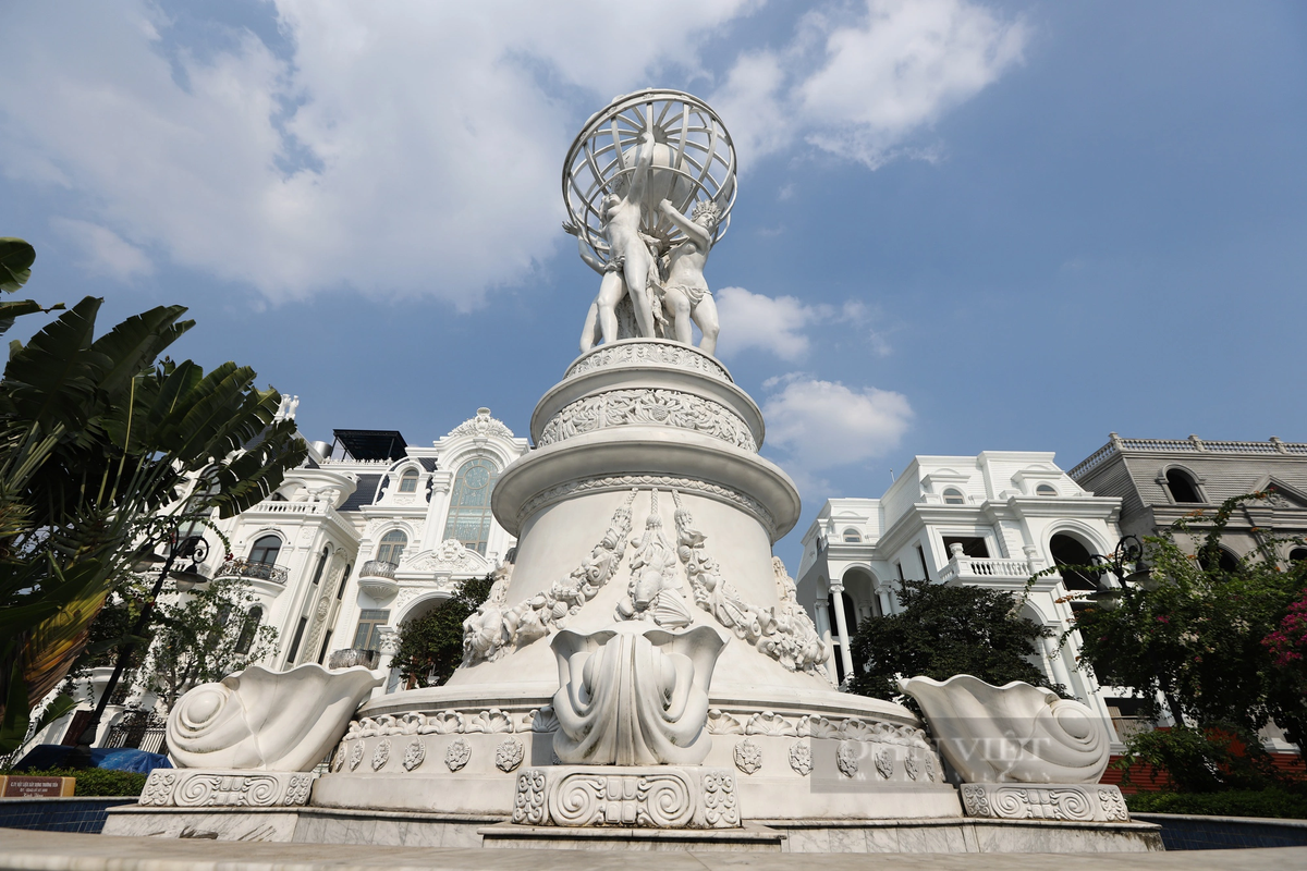 Khuôn viên cũng được thiết kế và trang hoàng để phù hợp với không gian.