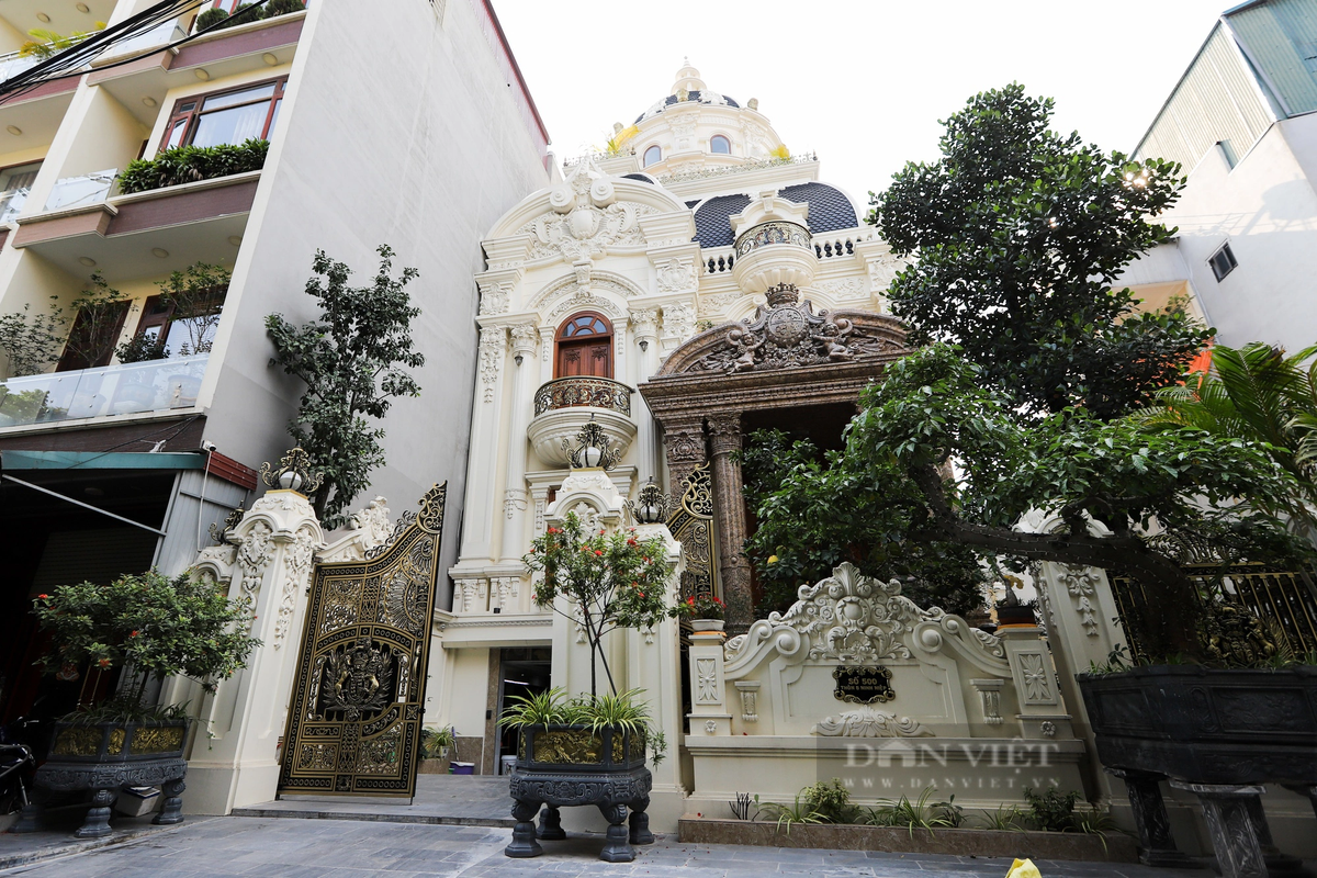 Để sở hữu những ngôi nhà như lâu đài này, chủ nhân phải bỏ ra số tiền rất lớn. "Đất ở đây đắt như phố cổ Hà Nội", một tiểu thương ở đây tiết lộ.