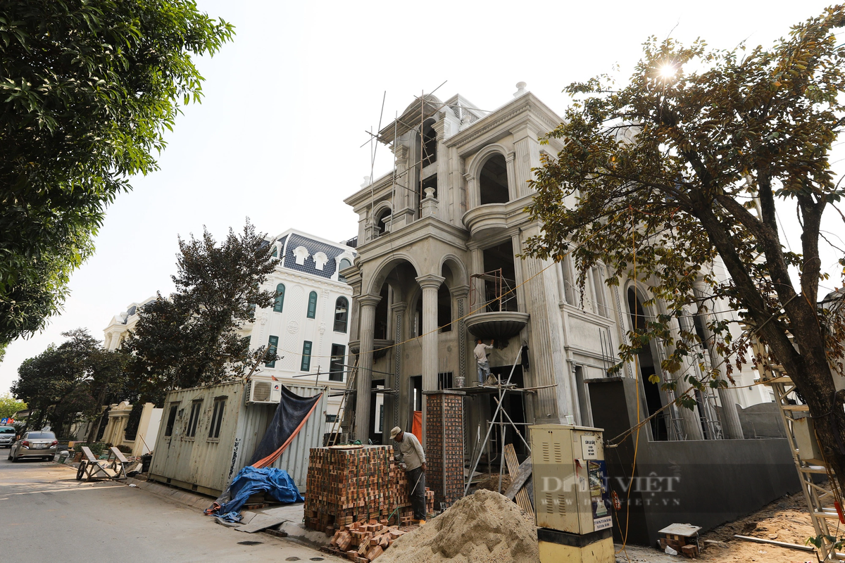 Theo ghi nhận của PV tại làng Nành, hiện tại có khá nhiều ngôi nhà được thiết kế như dinh thự, lâu đài đang trong quá trình hoàn thiện.