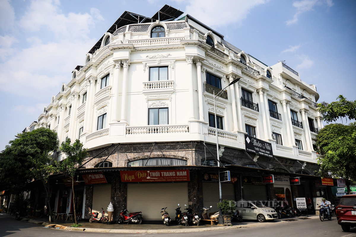 Tại trục đường chính chạy dọc xã Ninh Hiệp là dãy ki ốt được xây dựng sang trọng, tầng 1 làm nơi buôn bán vải.