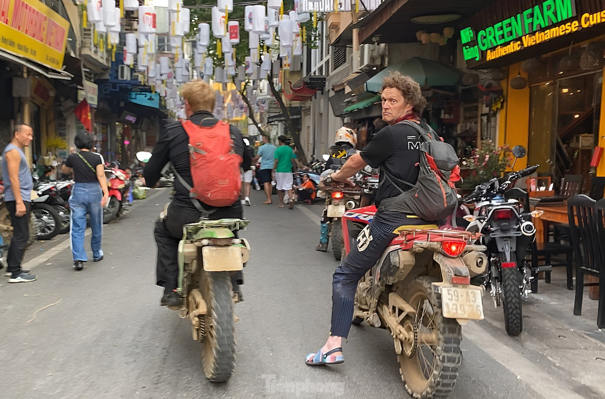 Khách Tây đầu trần, phóng xe máy trên đường phố Hà Nội - Hình 5 Khach Tay dau tran, phong xe may tren duong pho Ha Noi-Hinh-5
