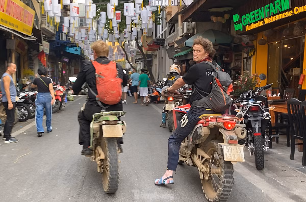 Khach Tay dau tran, phong xe may tren duong pho Ha Noi-Hinh-5