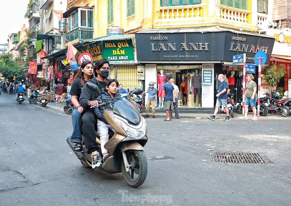 Khách Tây đầu trần, phóng xe máy trên đường phố Hà Nội - Hình 2 Khach Tay dau tran, phong xe may tren duong pho Ha Noi-Hinh-2