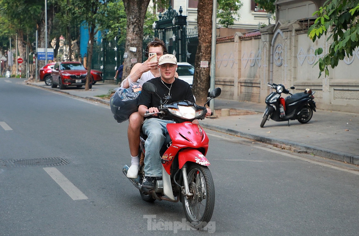 Khách Tây đầu trần, phóng xe máy trên đường phố Hà Nội - Hình 3 Khach Tay dau tran, phong xe may tren duong pho Ha Noi-Hinh-3