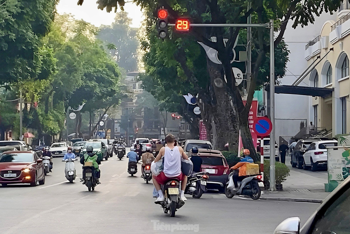 Khách Tây đầu trần, phóng xe máy trên đường phố Hà Nội - Hình 4 Khach Tay dau tran, phong xe may tren duong pho Ha Noi-Hinh-4