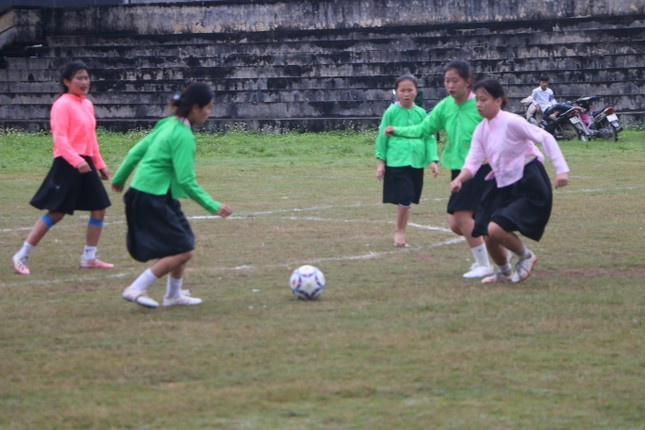 Huyện Lục Yên (Yên Bái) vừa tổ chức giải bóng đá nữ với chủ đề “về miền đất Ngọc” năm 2023. Bốn đội bóng nữ xuất sắc nhất của huyện được lựa chọn từ các xã, thị trấn, đơn vị tranh tài gồm Đội bóng Trường THPT Mai Sơn, đội xã Mai Sơn, đội xã Liễu Đô và đội Thị trấn Yên Thế.