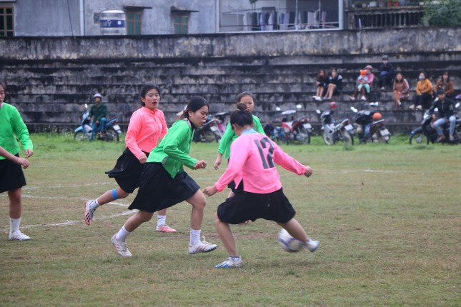 Kết thúc trận đấu, ban tổ chức đã trao giải vô địch cho Đội bóng đá nữ xã Liễu Đô.